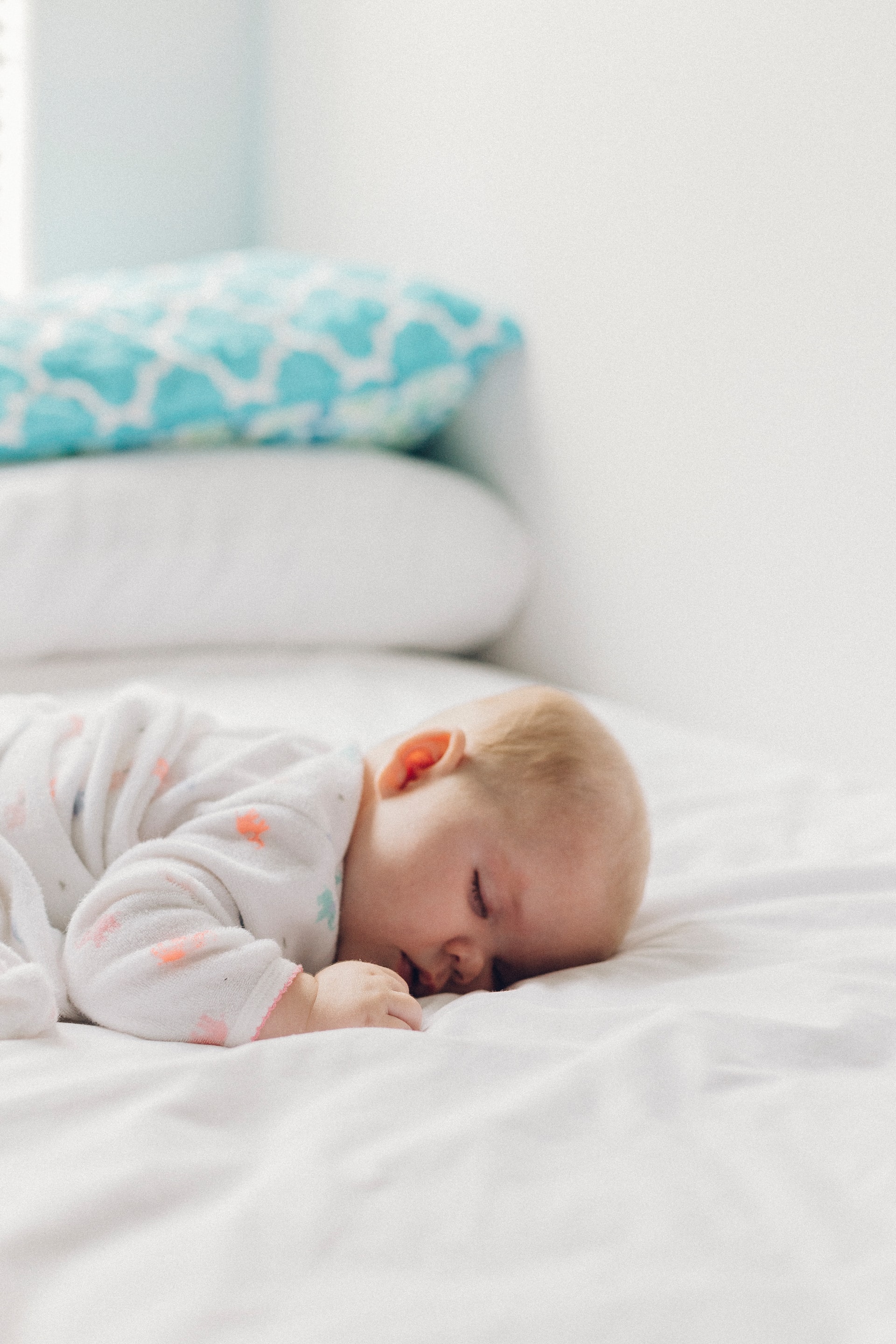 Novorodenci môžu spať až 17 hodín denne.