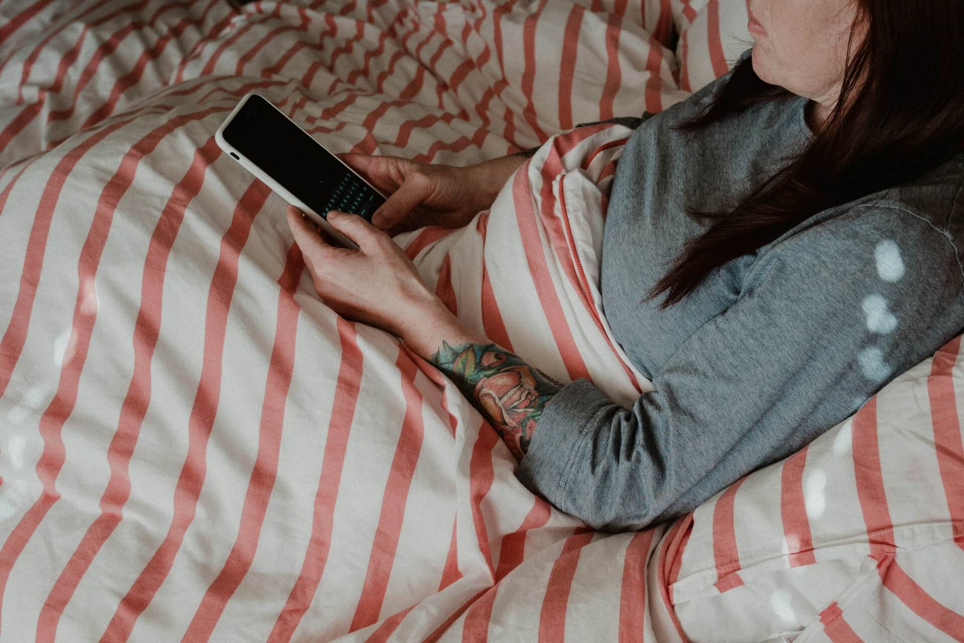 Mobilná aplikácia na sledovanie spánku používaná v posteli pred zaspaním