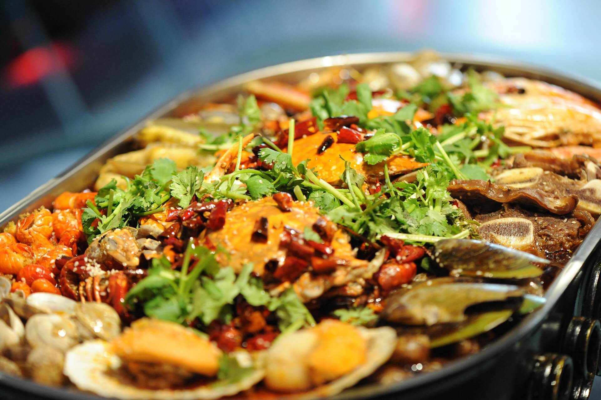 Zdravé jídlo bohaté na zeleninu, mořské plody a bylinky jako základ dlouhověkosti