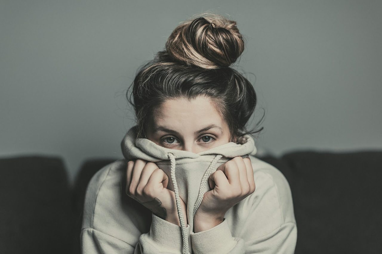 Žena prebudená v noci. Nočná dýchavičnosť a nekvalitný spánok pri spánkovom apnoe