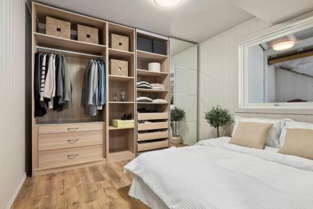 Kam so všetkými vecami v spálni? Nápady na usporiadanie, ktoré vedú k lepšiemu spánku