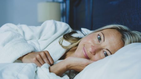 Nočné návaly tepla v menopauze: prečo narúšajú spánok a aké opatrenia proti nim pomáhajú?