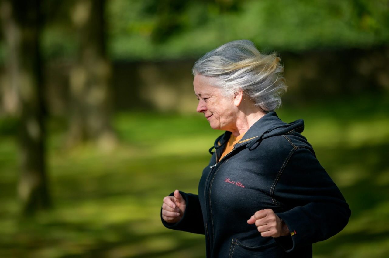Žena behá v prírode ako súčasť zdravého životného štýlu počas menopauzy.